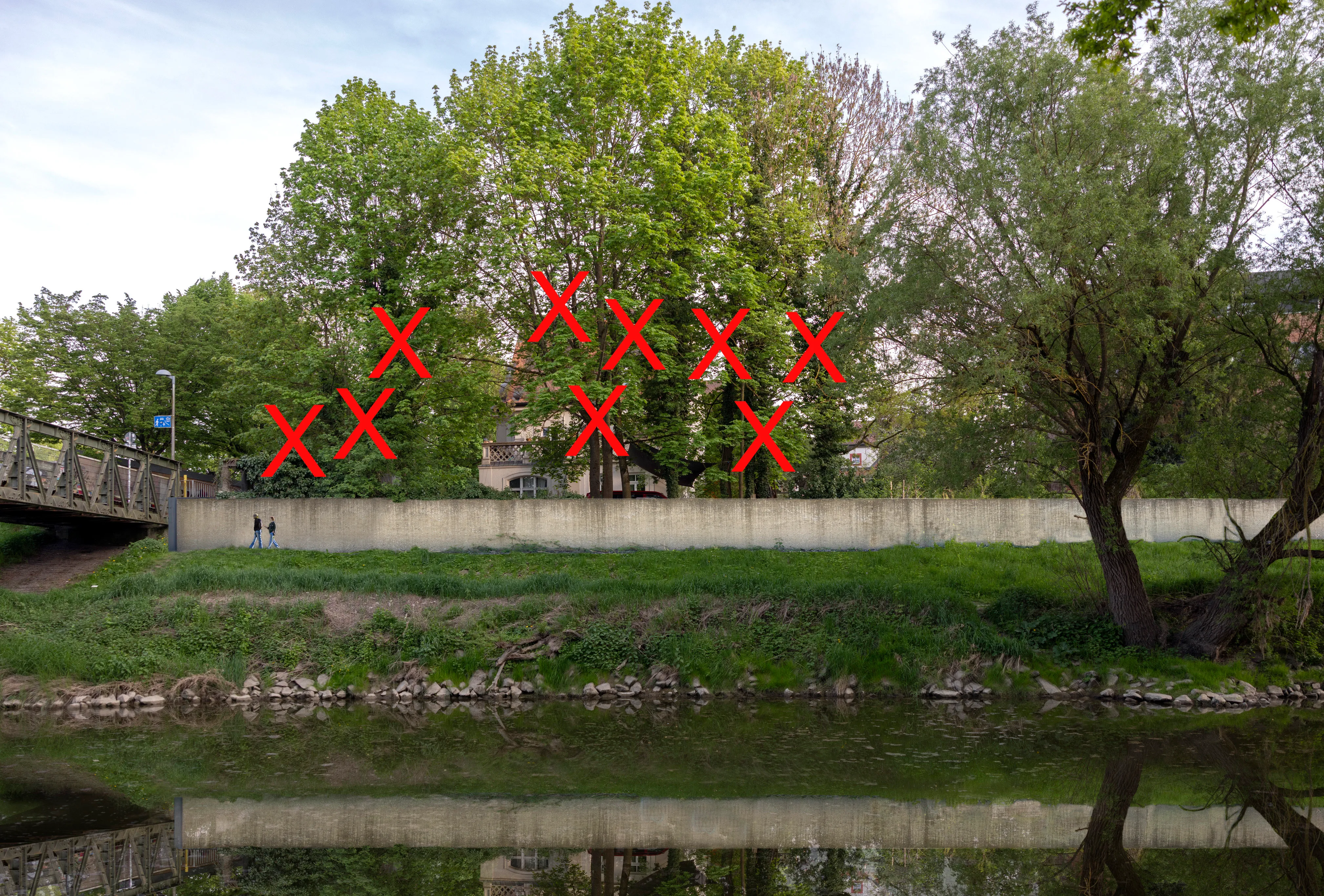 KI-Visualisierung: Lange Betonmauer entlang des Donauufers, die den Blick auf die dahinterliegenden Bäume und Häuser abriegelt; links eine kleine Brücke mit zwei Spaziergängern, im Vordergrund das ruhige Wasser mit Spiegelung unter frühlingsgrünen Bäumen.