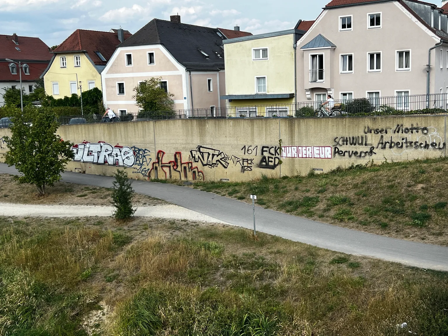 Graffitti an Hochwasserschutzmauern